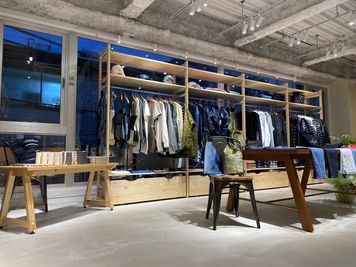 雑貨・小物展示用棚、アパレル展示用ラック、ディズプレイテーブル完備 - The SHOWROOM Store 表参道から50mショールーム＋カフェ＋キッチン付イベントスペースの室内の写真