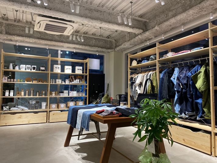 雑貨・小物展示用棚、アパレル展示用ラック、ディズプレイテーブル完備 - The SHOWROOM Store 表参道から50mショールーム＋カフェ＋キッチン付イベントスペースの室内の写真