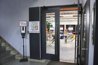 消毒ディスペンサー上、A4紙差込で案内看板として利用可能。 - 大冷工業本社ビル 4F －クロスコ－ 小会議室 HOUSTONの入口の写真