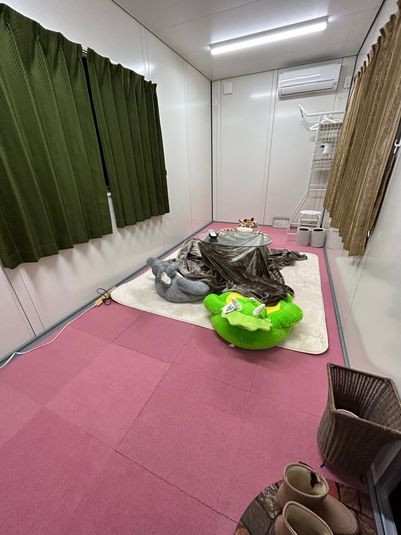絨毯 カーペット コンセント 机 クッション エアコン - コラーゲンフィットネススタジオミズキ 「自分の部屋」のようなスペースの室内の写真