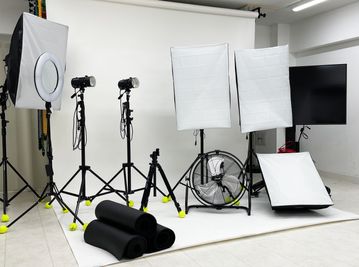 さまざまな動画撮影、写真撮影が可能な充実した機材内容！照明関係も充実しています。55インチのモニターやリングライトもあるのが嬉しい - studio valko 県内最安!!★本格撮影スタジオ studio valko 横浜の設備の写真