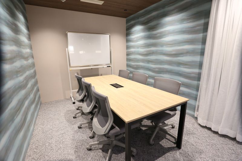 ブルーの壁で冷静にディスカッション - シェアオフィス　HATA-LARK 貸し会議室（Meeting Room B)の室内の写真