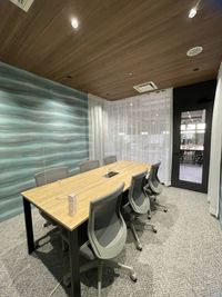 ６人掛けのテーブルとカーテン - シェアオフィス　HATA-LARK 貸し会議室（Meeting Room B)の設備の写真