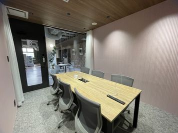６人掛けのテーブルと事務チェア - シェアオフィス　HATA-LARK 貸し会議室（Meeting Room C)の設備の写真