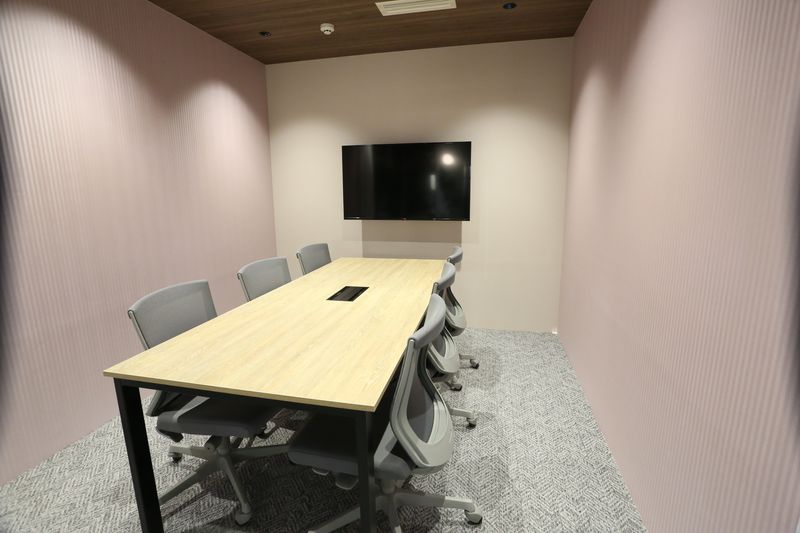 赤い壁紙の６人用のミーティングルーム - シェアオフィス　HATA-LARK 貸し会議室（Meeting Room C)の室内の写真