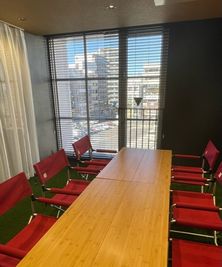 ブラインド越しの街の景観でリラックス - シェアオフィス　HATA-LARK レンタルスペース（Meeting Room D)の室内の写真