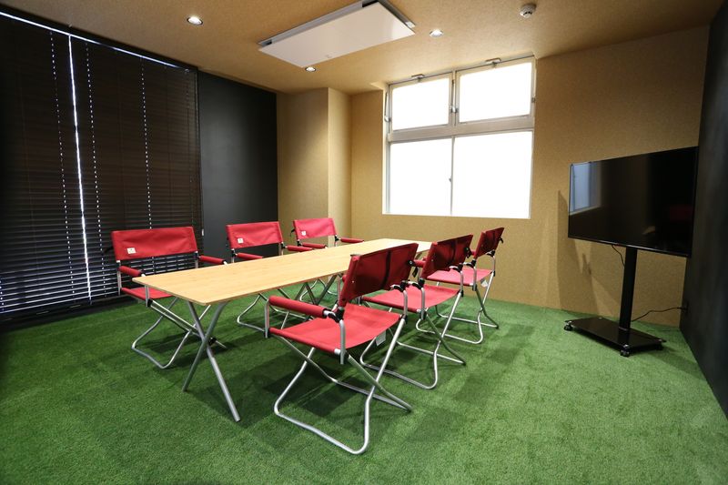 裸足で使うカジュアルな内装のミーティングルーム - シェアオフィス　HATA-LARK レンタルスペース（Meeting Room D)の室内の写真