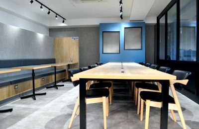 ソファ席とテーブル席、奥のフォーンブース - 3DROPS[サンドロップス] 江坂コワーキングスペース<3DROPS> フォーンブース設置 の室内の写真