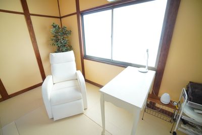 ゆったりとしたリクライニングチェアでネイル施術♪ - 【サロン&ワークEureka】 サロン&ワークEurekaの室内の写真