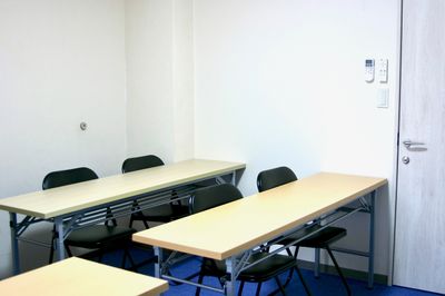 長机5台と椅子10脚、ホワイトボード1台 - ウノショウビル 貸し会議室 204号室 wifiありの室内の写真