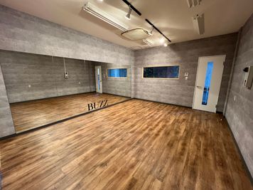 スタジオBUZZ新久喜校 24時間可能、久喜BUZZレンタルスタジオ Bstの室内の写真