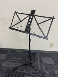 譜面台は６つあります - かちくらBASE まちのレンタル音楽室の室内の写真
