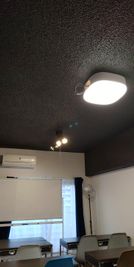 照明付きプロジェクター - ひのまるオフィス天神 ひのまるスタジオ天神南店の設備の写真