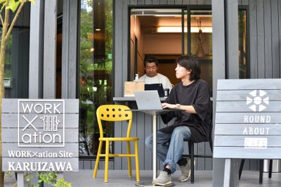 併設カフェ外観 - WORK×ation Site軽井沢 WORK×ation Site軽井沢SITE3の入口の写真