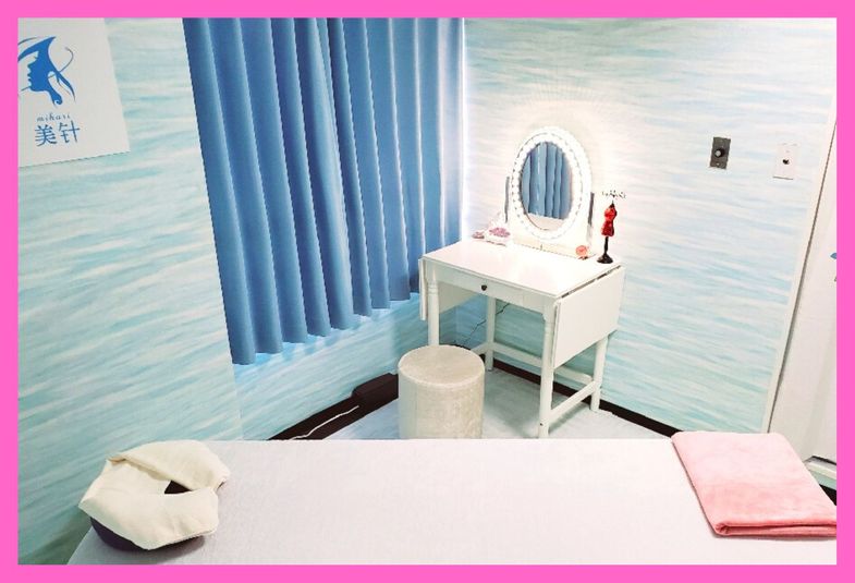 施術用ベッドと鏡あり - レンタルサロン「美针」 マッサージベッド有りレンタルサロンの室内の写真