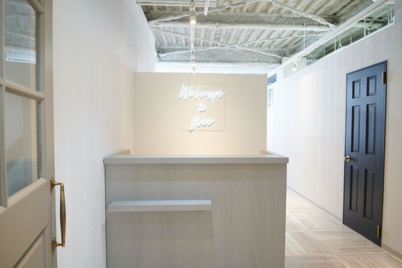 glee（グリー）川口駅前 【アイリスト専用】マツエク、アイブロウサロン〈半個室〉自動ソファの室内の写真
