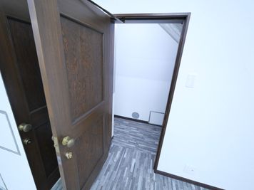 ・更衣室
・カーテンで室内を仕切ることができ、1度に5~10人がお着替えいただけます - STUDIOFLAG高田馬場2号店 STUDIOFLAG高田馬場2号店/レンタルスタジオの室内の写真