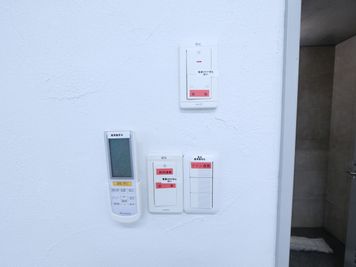 ・エアコンリモコン
・照明スイッチ - STUDIOFLAG高田馬場2号店 STUDIOFLAG高田馬場2号店/レンタルスタジオの室内の写真
