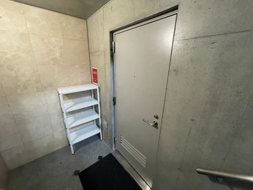 ・部屋へのドア
・外履き置き - STUDIOFLAG高田馬場2号店 STUDIOFLAG高田馬場2号店/レンタルスタジオの室内の写真