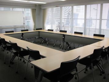 【東京駅八重洲口から徒歩5分・スタッフ常駐】最大27名収容可能な会議室。ベランダで喫煙が可能です。<5階> - 貸会議室 オフィス東京