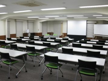 【東京駅八重洲口から徒歩5分・スタッフ常駐】最大54名収容可能な会議室。館内に座ってくつろげる喫煙室あり。 - 貸会議室 オフィス東京