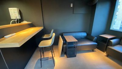 周囲を気にせず楽しめるキッチン付きおしゃれなBarスペース 周囲を気にせず楽しめるエスニックな雰囲気のレンタルスペースの室内の写真