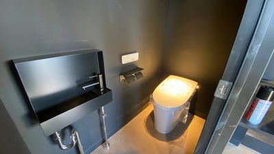 周囲を気にせず楽しめるキッチン付きおしゃれなBarスペース 周囲を気にせず楽しめるエスニックな雰囲気のレンタルスペースの室内の写真