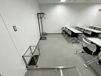 【会議室後方は広く空いているため、荷物置き場として活用出来ます】 - 【閉店】TIME SHARING 大阪本町 7Aの室内の写真