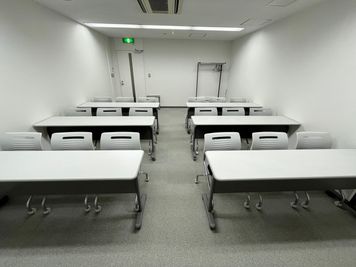 【白とグレーで統一されたシンプルな会議室です】 - 【閉店】TIME SHARING 大阪本町 7Aの室内の写真