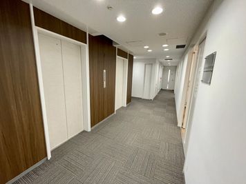 【トイレは会議室がある7階フロアのエレベーター横に男女別であります】 - 【閉店】TIME SHARING 大阪本町 7Aの室内の写真