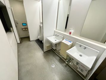 【男性トイレ（小×2、個室×1）】 - 【閉店】TIME SHARING 大阪本町 7Aの設備の写真