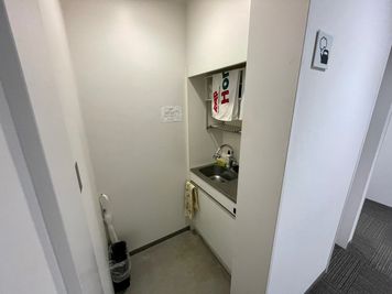 【女性トイレの手前にある給湯室もご利用いただけます】 - 【閉店】TIME SHARING 大阪本町 7Aの設備の写真