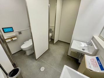 【女性トイレ（個室×2）】 - 【閉店】TIME SHARING 大阪本町 7Aの設備の写真