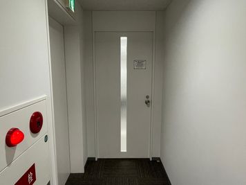 【エレベーターで7階まで上がり、左奥にある「TIME SHARING」と貼られたドアが当スペースの入口ドアです】 - 【閉店】TIME SHARING 大阪本町 7Aの入口の写真