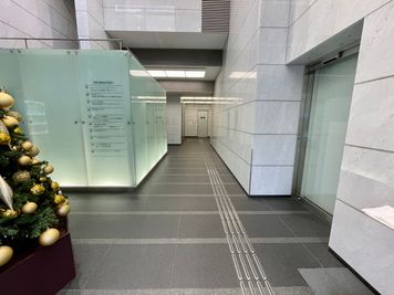 【1階エレベーターホール：奥にエレベーターがあります】 - 【閉店】TIME SHARING 大阪本町 7Aの入口の写真