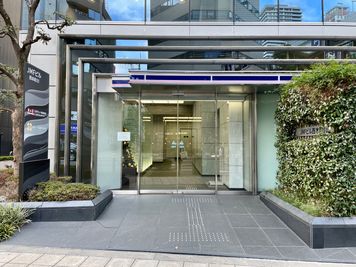 【ビル1階正面入口】 - 【閉店】TIME SHARING 大阪本町 7Aの外観の写真