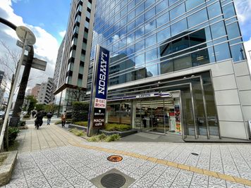 【建物1階にLAWSONが入っています。LAWSONの左側にビルの入口があります】 - 【閉店】TIME SHARING 大阪本町 7Aの外観の写真