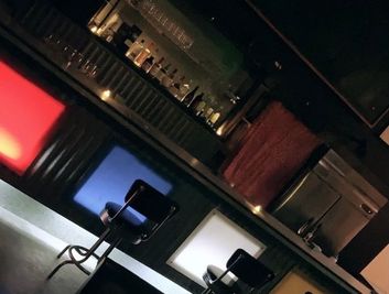 バーカウンターとしても、ビュッフェ形式のテーブルとしても活用可能。 - 貸切パーティー・バー スペースの室内の写真