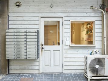 白を基調としたスタイリッシュな外観です。 - コワーキングカフェ・バー"mui"の外観の写真