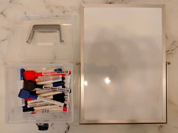 ホワイトボード＆マーカー - パーティ・誕生日会【コンビニ0分】オオノビル305「ロココ川口」 ハロウィン🎃2面採光✨ママ会👶優しい日差し💗癒し系スペースの設備の写真