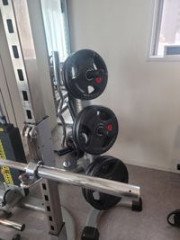 メインのウエイトとは別にサブのウエイトを102.5キロあります。
 - 銀座 トレーニング ジム レンタルジム、プライベートジムの設備の写真