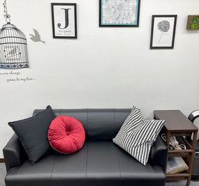 リラックスできるソファ席 - シェアプレ 貸会議室 神保町 コトリノトリコの室内の写真