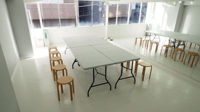 机と椅子でワークショップも可能です - 関内駅徒歩3分【50㎡の広々レンタルスタジオ】 横浜ダンススタジオMOSH PIT関内店Cstの室内の写真