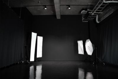 天井高最大約3.6メートルの黒ホリ、コンクリート床、壁 - LUZZSTUDIOラズスタジオ レンタル撮影スタジオ LUZZ STUDIO（ラズスタジオ）の室内の写真