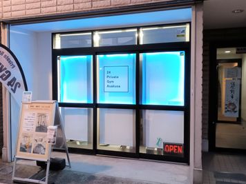 店舗外観・入り口は建物右側のドア - 24PrivateGymAsakusa 24プライベートジム浅草の外観の写真