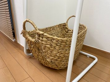 荷物カゴ - レンタルサロンShin エステ・整体ができるレンタルスペースの設備の写真