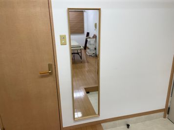 全身鏡 - レンタルサロンShin エステ・整体ができるレンタルスペースの室内の写真