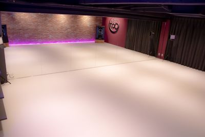 スタジオ内別アングル（前面鏡） - DANCESPACE007 赤レンガとLEDでおしゃれなダンススペースの室内の写真