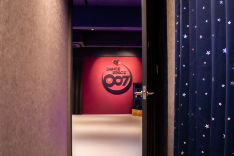 赤レンガとLEDでおしゃれなダンススペース - DANCESPACE007