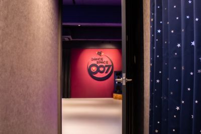 スタジオ内入り口 - DANCESPACE007 赤レンガとLEDでおしゃれなダンススペースの室内の写真